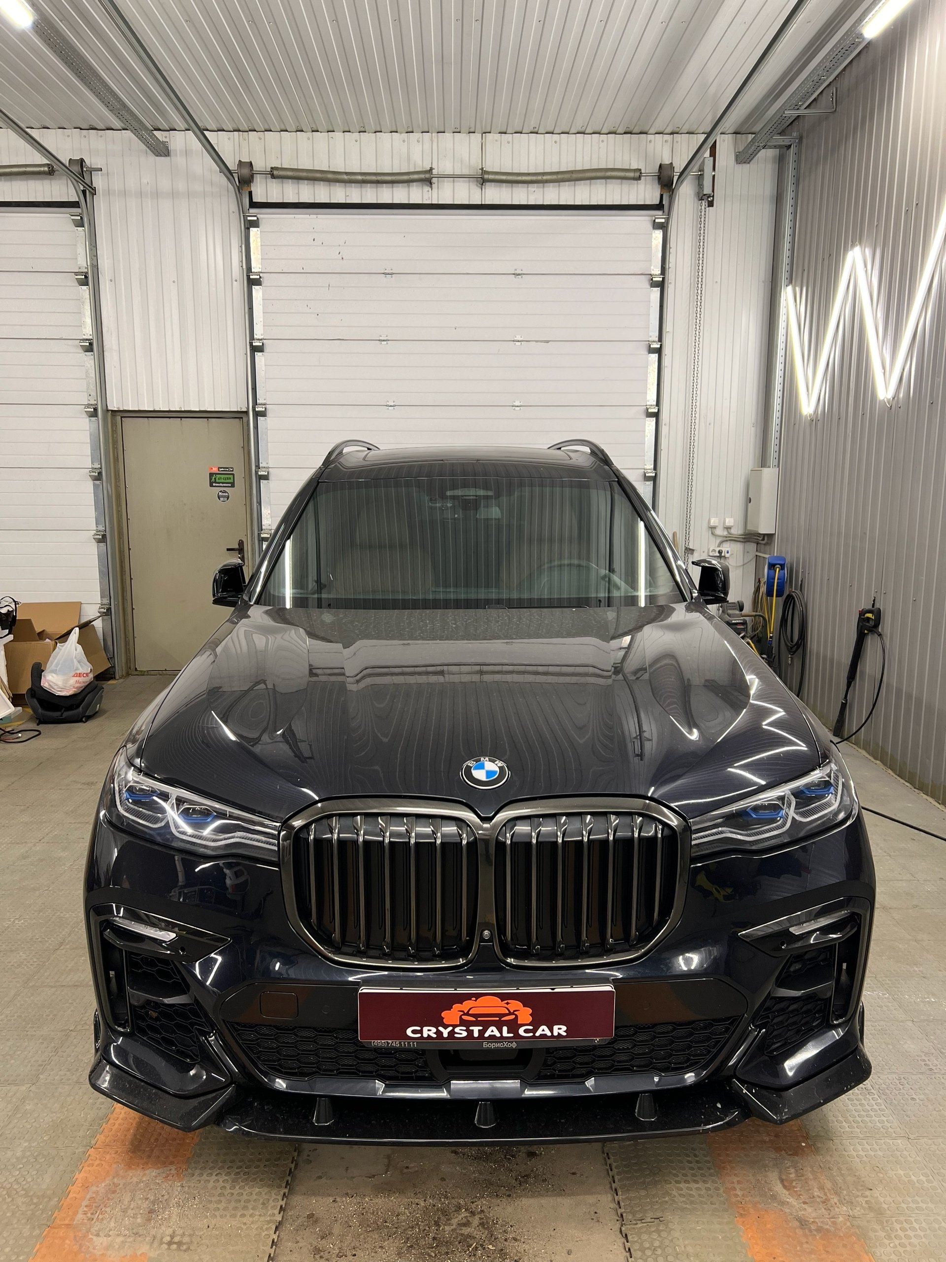 Кожаное кресло BMW после реставрации в CrystalCar
